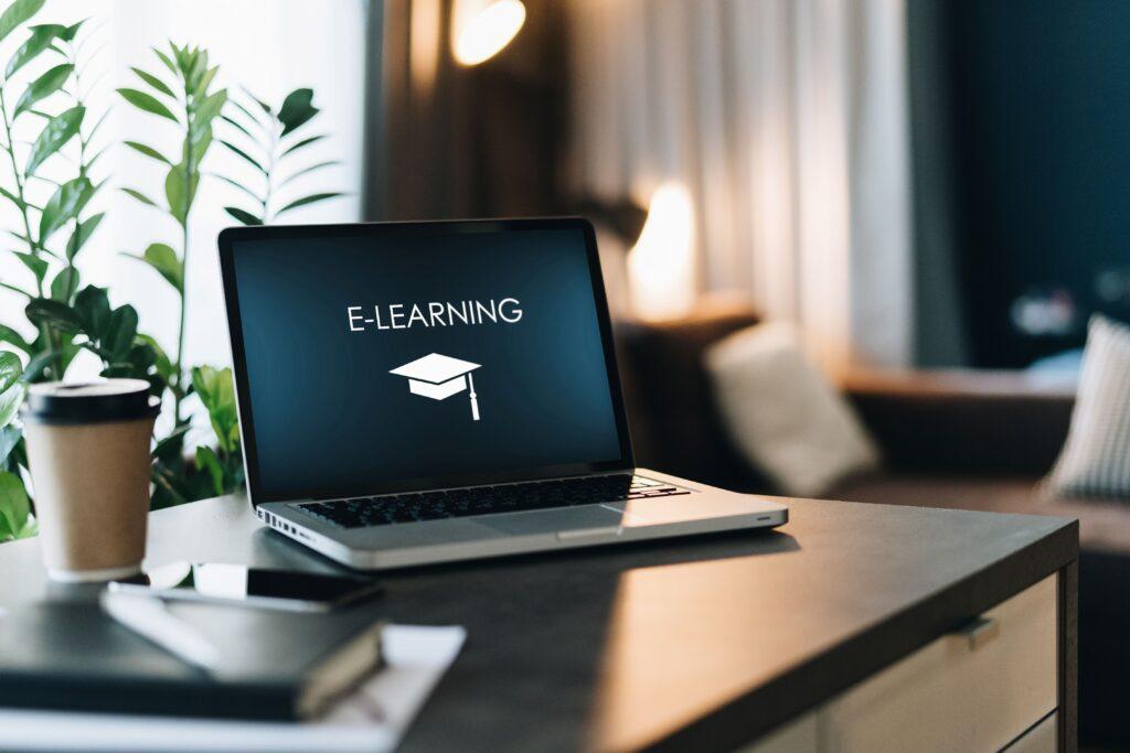 E-Learning auf Laptop in moderner Arbeitsumgebung mit Kaffeebecher und Schreibtisch – Digitales Lernen im Home Office